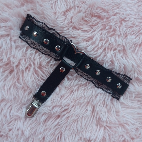 Metal heart & lace sexy thigh garter! Adjustable for all sizes! - Picture 4 of 8